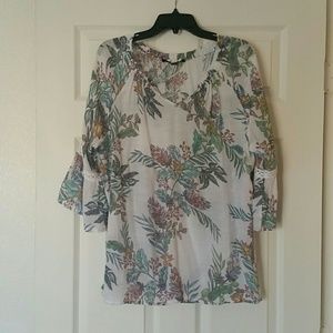 EUC - Floral 3/4 length bell sleeve blouse